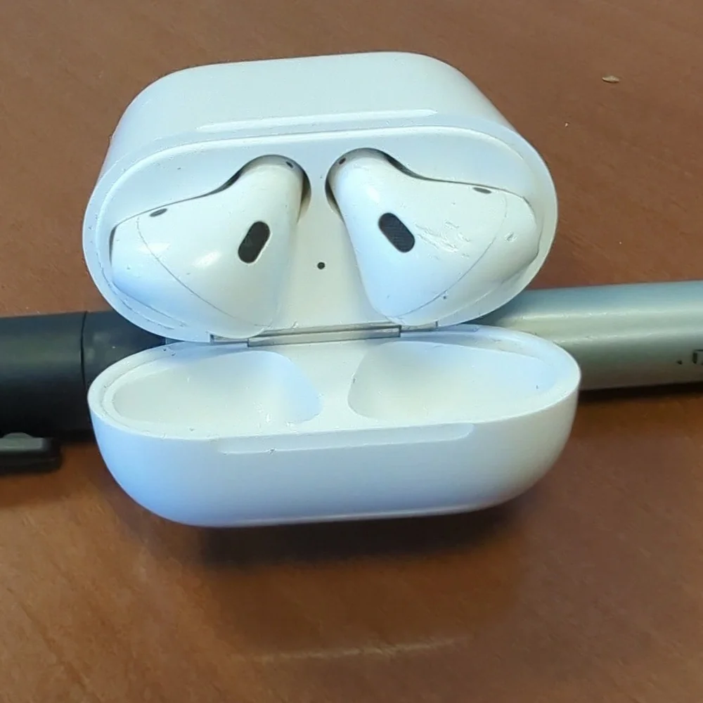 🎧 Apple AirPods (2nd Generation)